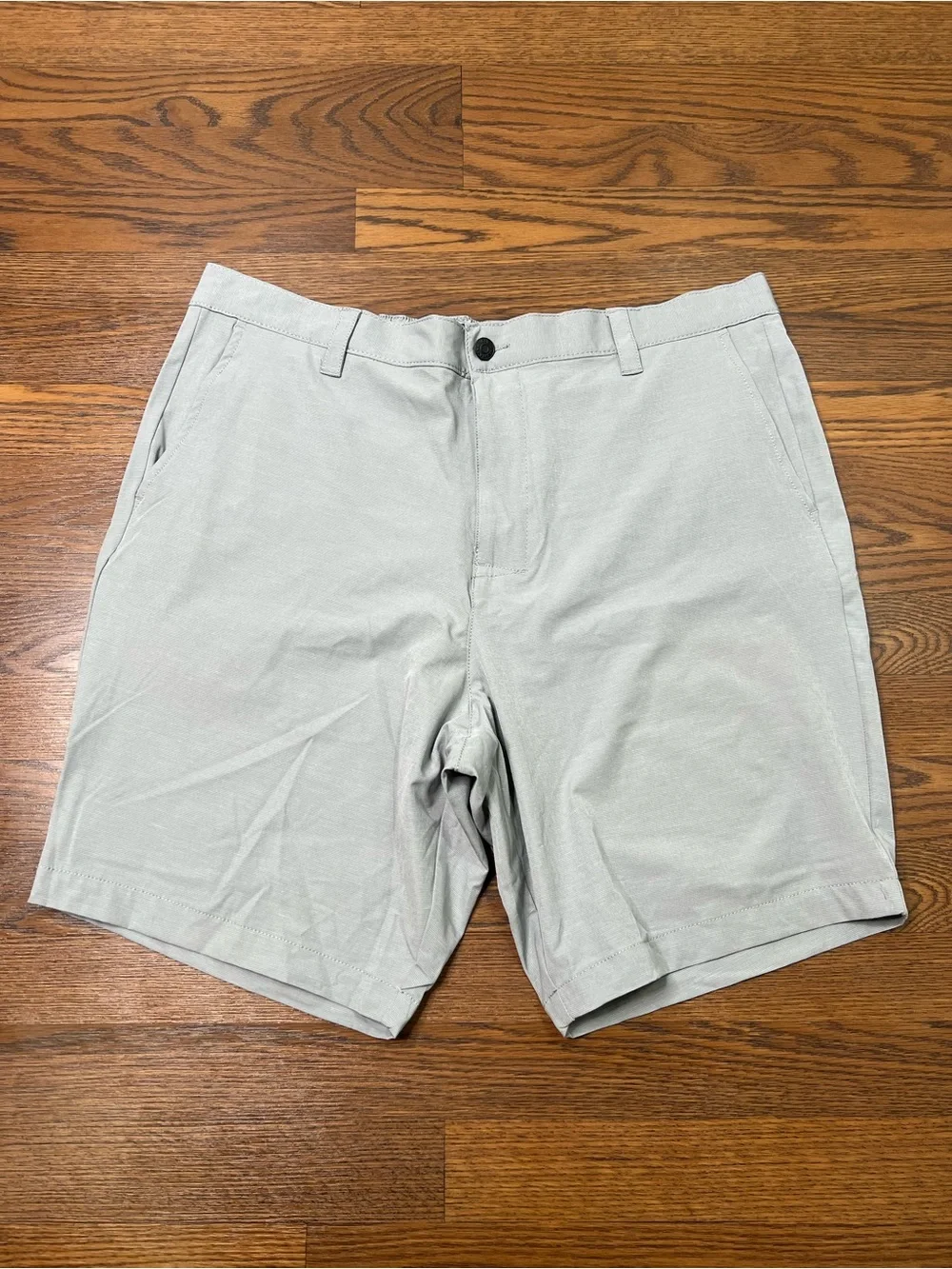 Banana Republic flat-front shorts featuring an elastic waistband size 40